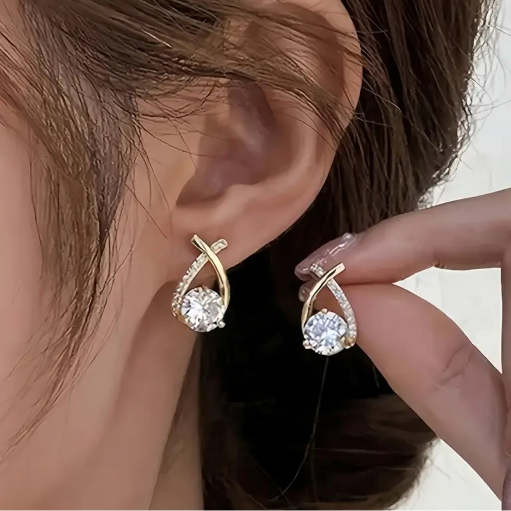 Elegant Twisted Teardrop Earrings with Sparkling Cubic Zirconia- NIP - Picture 9 of 11